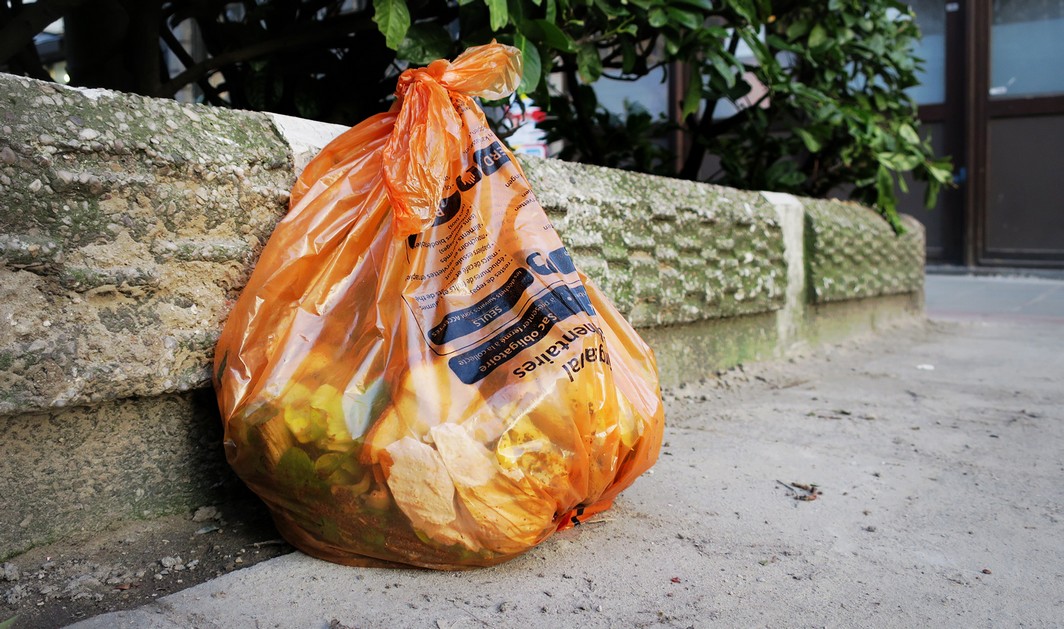 Illustration picture shows  an orange bin bag for food waste in the streets of Brussels, Wednesday 15 February 2017. BELGA PHOTO JENS THEYS