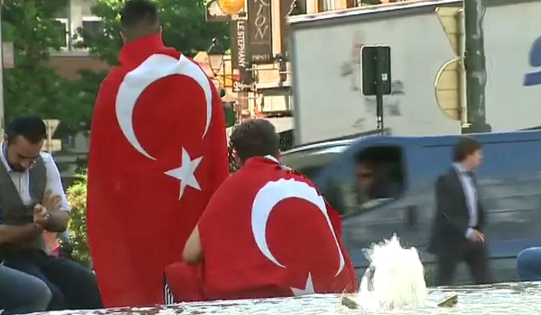 Manifestants Turcs - Place Stéphanie - Erdogan
