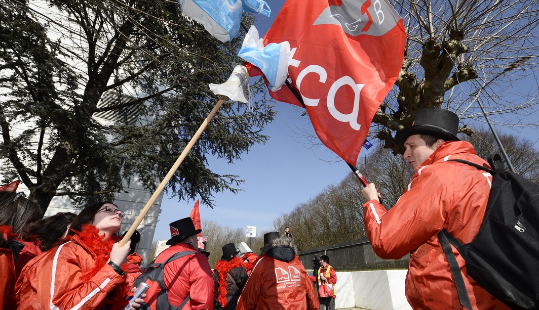 Members of Setca-bbtk socialist union (FGTB-ABVV) make a protest action outside an extraordinary shareholders meeting of Delhaize, to vote for the consolidation of both distribution groups Delhaize and Dutch group Ahold (supermarket Albert Heijn) in Brussels, Monday 14 March 2016. µ BELGA PHOTO DIRK WAEM