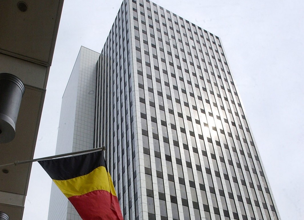 BRU108 - 20030605 - BRUSSELS, BELGIUM : The IBM tower in Brussels, pictured on Thursday 05 June 2003 as the building was evacuated after a toxic powder alert where five policemen were injured, the IBM tower host the offices of Brussels judiciary services. BELGA PHOTO JACQUES COLLET