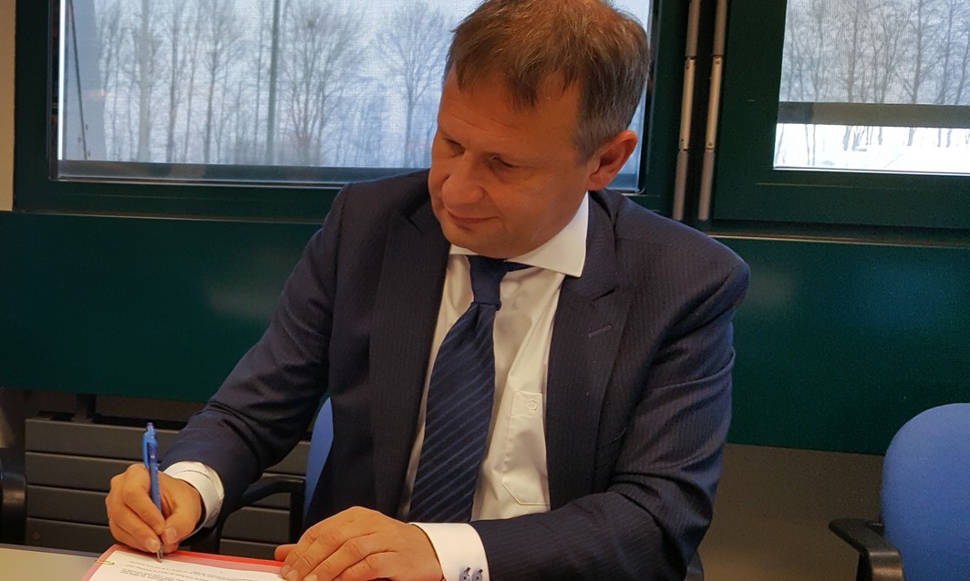 ATTENTION EDITORS - SMARTPHONE PICTURE - BEST QUALITY AVAILABLE  Luc Vuylsteke of Sowaer and Belgocontrol CEO Johan Decuyper pictured during the signing of a contract between Belgocontrol and Sowaer, on Tuesday 24 January 2017, at the Liege Airport.  BELGA PHOTO JESSICA DEFGNEE