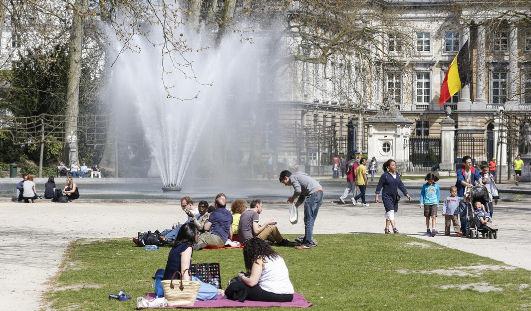 20150415 - BRUSSELS, BELGIUM: Illustration picture shows people enjoying the warm spring weather in the park, Wednesday 15 April 2015, in Brussels. BELGA PHOTO THIERRY ROGE