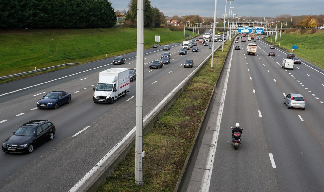 20141117 - ZAVENTEM, BELGIUM: Illustration shows traffic after an accident with thirteen cars near Zaventem exit in the outside ring of Brussels, Monday 17 November 2014. BELGA PHOTO THIERRY ROGE