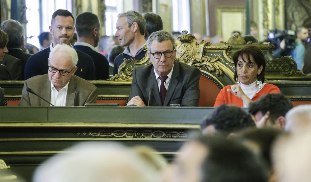 Brussels City mayor Yvan Mayeur (C) presides a meeting of the city council of Brussels, in Brussels city hall, Monday 11 April 2016. BELGA PHOTO THIERRY ROGE