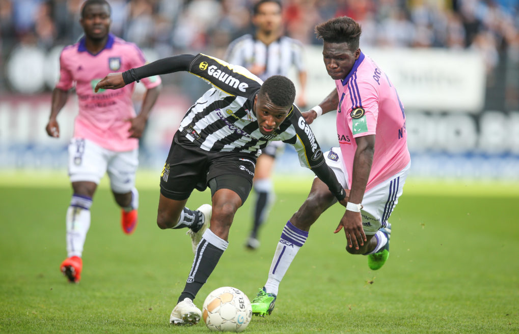 20150503 - CHARLEROI, BELGIUM: Charleroi's Clinton Mata and Anderlecht's Fabrice N'Sakala fight for the ball during the Jupiler Pro League match between Sporting Charleroi and RSC Anderlecht, Sunday 03 May 2015 in Charleroi, on the sixth day of the Play-off 1. BELGA PHOTO BRUNO FAHY