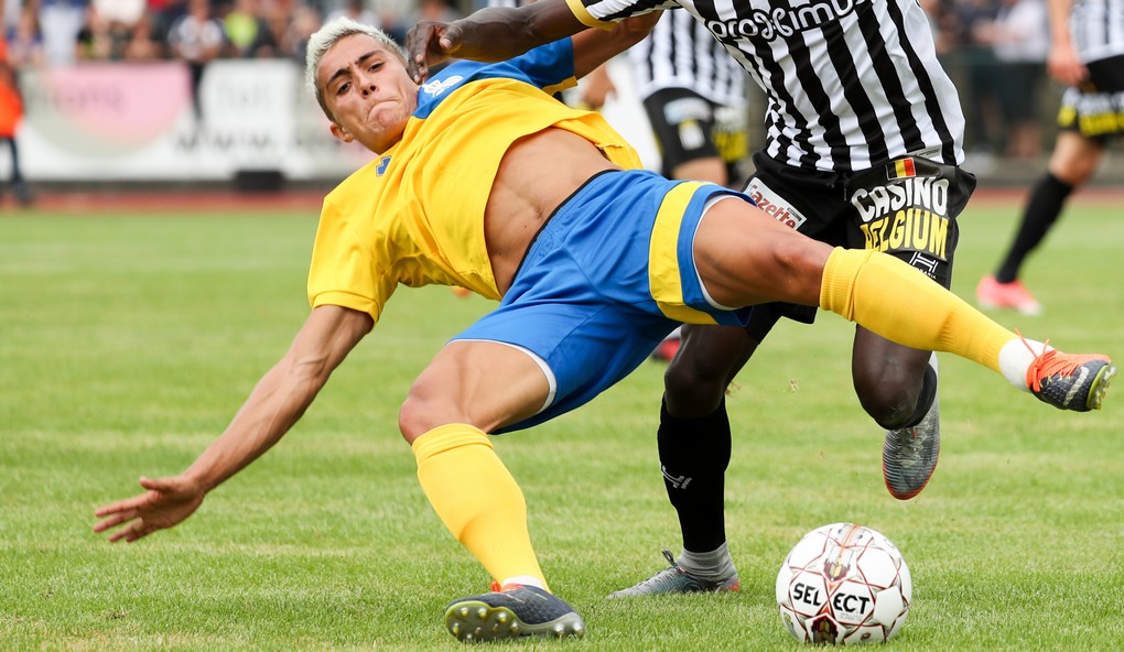 Union's Mathias Fixelle and Charleroi's Mamadou Fall fight for the ball during a friendly soccer game between first division team Sporting Charleroi and second division club Royale Union Saint-Gilloise, in Braine L'Alleud, Sunday 16 July 2017. BELGA PHOTO VIRGINIE LEFOUR