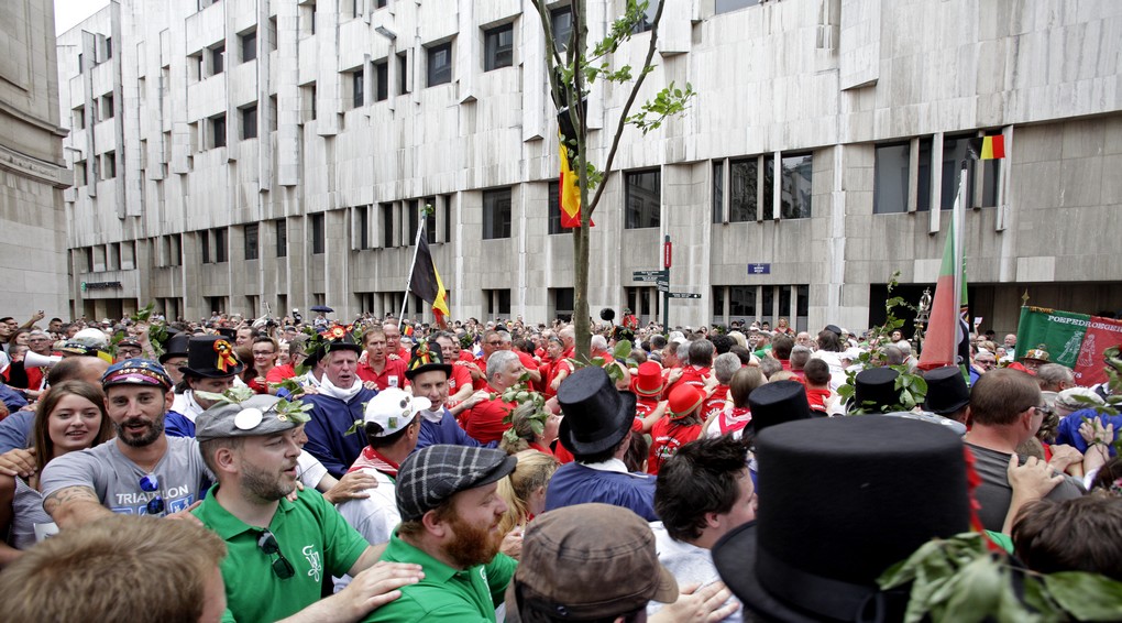 20150809 - BRUSSELS, BELGIUM: Illustration shows the 707th edition of the Meyboom in Brussels, Sunday 09 August 2015. The tradition of the Meyboom is based on a medieval legend, to celebrate a victory over the city of Leuven. Nowadays, it is a highly colourful parade, held every 9 August, in which a tree is brought to Brussels, featuring a brass band, giants and people dressed in folk dress. The erection of the Meyboom is recognised as an expression of intangible heritage by Unesco. BELGA PHOTO AUDE VANLATHEM