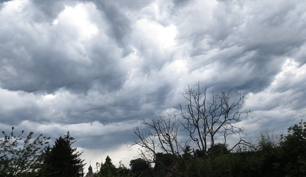 20140609 - DILBEEK, BELGIUM: Illustration picture shows wave-like clouds above Dilbeek, Monday 09 June 2014. BELGA PHOTO ILSE KETELE
