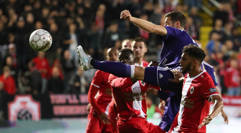 Anderlecht's Uros Spajic and Antwerp's Faris Haroun fight for the ball during the Jupiler Pro League match between Royal Antwerp FC and RSC Anderlecht, in Deurne, Friday 28 July 2017, on the first day of the Jupiler Pro League, the Belgian soccer championship season 2017-2018. BELGA PHOTO VIRGINIE LEFOUR