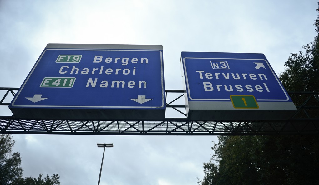 20131025 - TERVUREN, BELGIUM: Illustration picture shows roadsigns on the R0 Brussels Ring road in Tervuren, Friday 25 October 2013. Today the Flemish Government announced plans to split up the lanes for local and passing traffic, a cost of 380 million is estimated. BELGA PHOTO LAURIE DIEFFEMBACQ