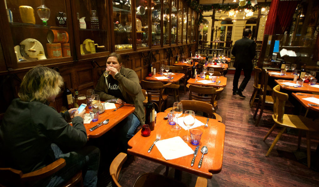 20151124 - BRUSSELS, BELGIUM: Illustration shows Nearly empty restaurant and owner, Tuesday 24 November 2015, in Brussels. The terrorist threat level is being kept at level four, the maximum in Brussels region, and has be maintained at level three for the rest of the country. The level 4 threat level for Brussels will be maintained until next Monday. All schools in Brussels and the subway stay closed. BELGA PHOTO NICOLAS MAETERLINCK