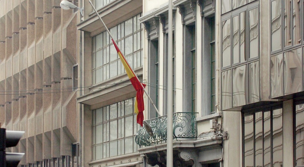 BRU10 - 20050311 - BRUSSELS, BELGIUM : Illustration pictured shows the Spanish embassy in Brussels, Belgium, on Friday 11 March 2005, with the Spanish flag down, in commemoration for the victims of the 11 March 2004 terorists attacks in Madrid. BELGA PHOTO ETIENNE ANSOTTE