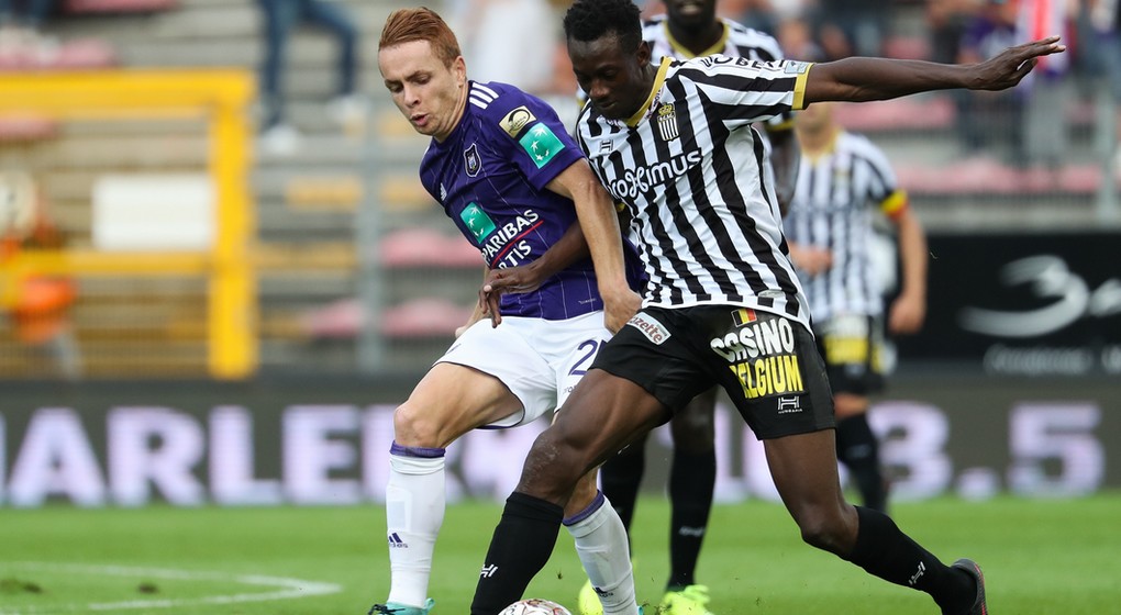 Anderlecht's Adrien Trebel and Charleroi's Amara Baby fight for the ball during the Jupiler Pro League match between Sporting Charleroi and Sporting Anderlecht, in Charleroi, Sunday 13 August 2017, on the third day of the Jupiler Pro League, the Belgian soccer championship season 2017-2018. BELGA PHOTO VIRGINIE LEFOUR