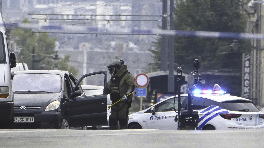 DOVO - SEDEE, the mine clearance service of the defence, member busy with the car of the suspect (with German plate number) inside the security perimeter after a speed chase between police and a car who did not stop at a red light in Brussels South station area and ended along Chaussee de Ninove - Ninovesteenweg, in Molenbeek, Tuesday 08 August 2017. Mine clearance service was called and a large security perimeter was set because when police arrested the driver, he said he has explosives. BELGA PHOTO NICOLAS MAETERLINCK