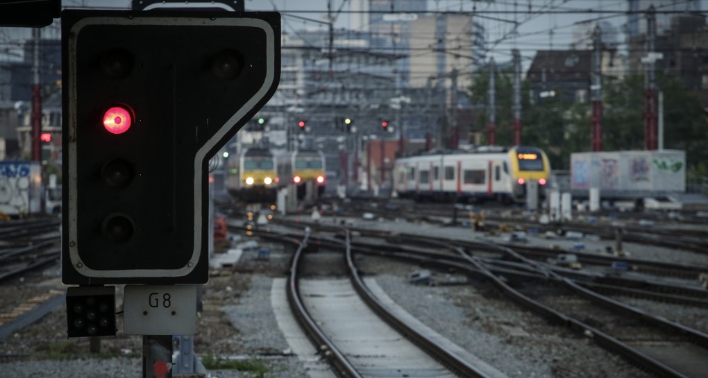 Illustration picture shows the start of a strike at 10pm by railway unions CGSP Cheminots and CSC Transcom at Brussel Zuid - Bruxelles Midi - Brussels South railway station, on Wednesday 25 May 2016, in Brussels. Unions ACV and ACOD didn't call on their members to join the strike. BELGA PHOTO THIERRY ROGE