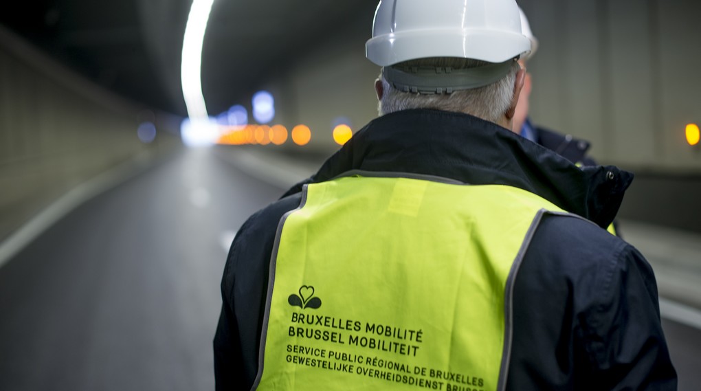 Illustration shows a yellow vest of brussels mobility (Bruxelles mobilite - Brussel mobiliteit) on Brussels region Minister of Finance, Budget and External relations Guy Vanhengel at a press visit to the renovated 'Tunnel Montgomery - Montgomerytunnel' tunnel in Brussels, Thursday 08 December 2016, which is scheduled to reopen this month. BELGA PHOTO FILIP DE SMET