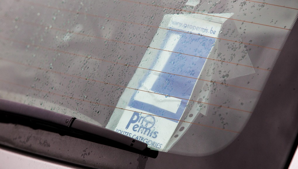 20130426 - BRUSSELS, BELGIUM: Illustration picture shows the 'L' on the back of a car to indicate a student driver is driving the vehicle to obtain his driver's license in Brussels on Friday 26 April 2013. BELGA PHOTO SISKA GREMMELPREZ