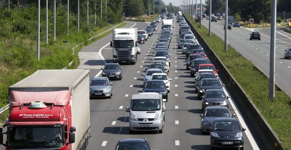 20150822 - ERPE MERE, BELGIUM: Illustration picture shows the traffic jam at the E40 highway in the direction of the Belgian coast in Erpe Mere, Saturday 22 August 2015. BELGA PHOTO NICOLAS MAETERLINCK