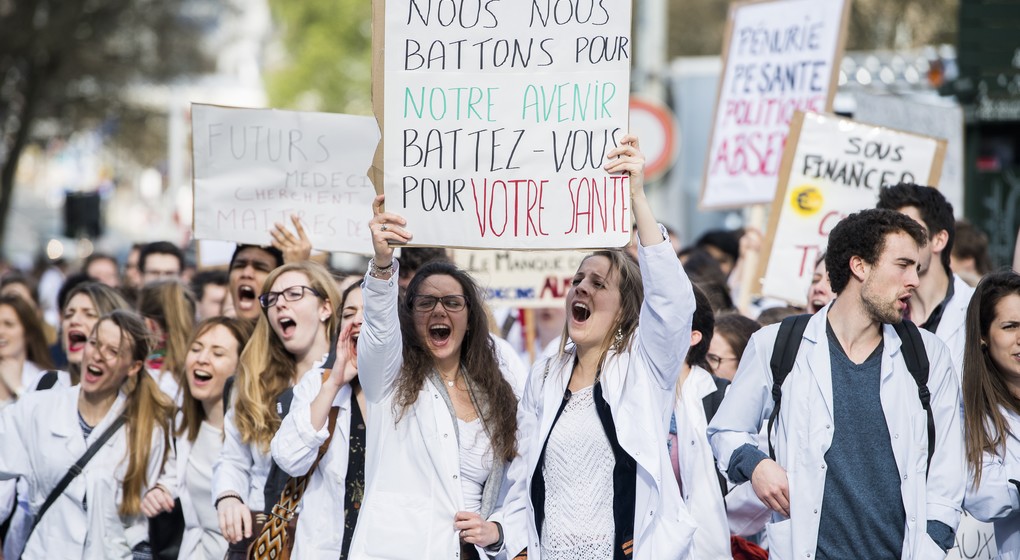Illustration picture shows a protest of medical students at the cabinet of the Health Minister, Thursday 30 March 2017 in Brussels. The students are claiming lack of funds to handle the 'double cohorte' of two generations of students looking for internships at the same time, due to the shortened educational program. BELGA PHOTO LAURIE DIEFFEMBACQ