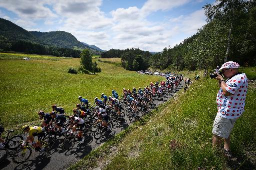 Le Peloton Lanc Dans La Premi Re Tape Dans Les Pyr N Es Bx