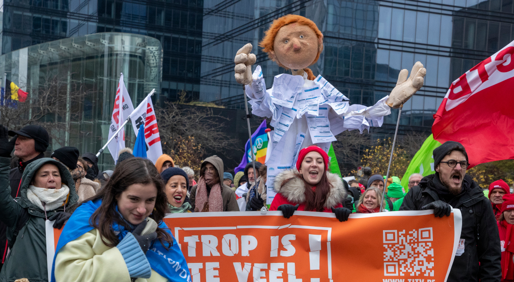 Trop Is Te Veel Des Centaines De Personnes Manifestent Contre La