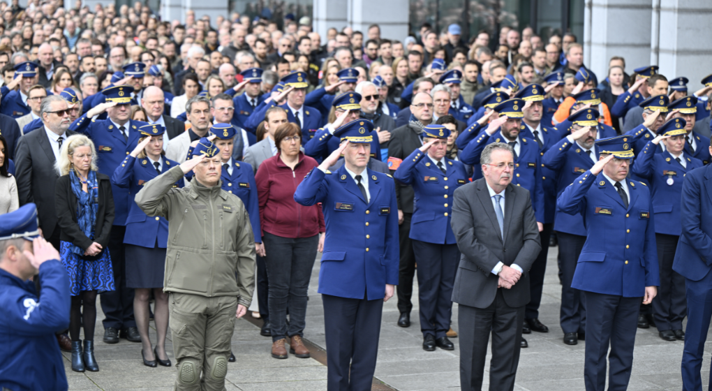 Une Minute De Silence Observ E En L Honneur Du Membre Des Unit S