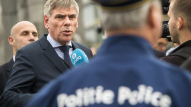 Filip Dewinter stoppé par le chef de la police à Molenbeek