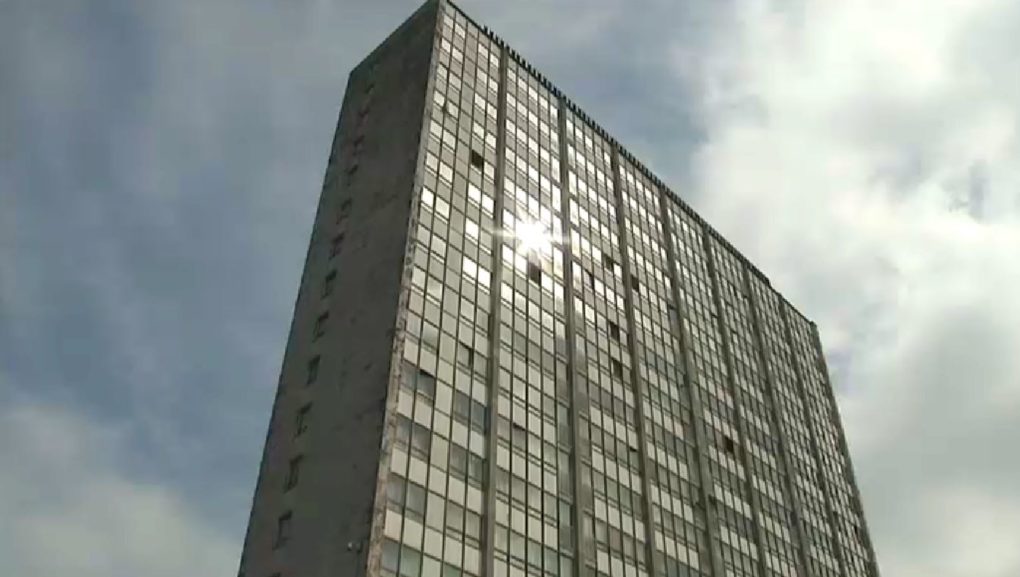 Les ascenseurs d'un immeuble laekenois de 16 étages en panne depuis 8 jours - BX1