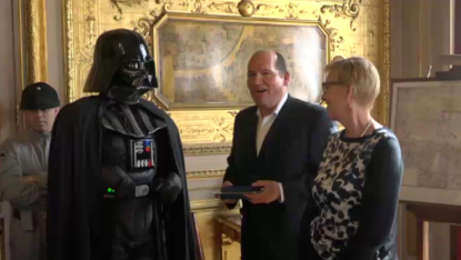 Le bourgmestre de Bruxelles remet les clés de la Ville à Dark Vador à l'occasion de la journée internationale de Star Wars