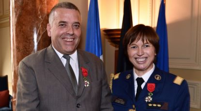 Claude Fontaine et Catherine De Bolle durant la remise de l'insigne d'officier de la Légion d'honneur.