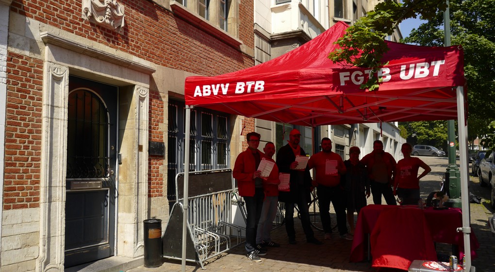 L'UBT-FGTB déjeune devant Deliveroo pour dénoncer les faux indépendants - BX1