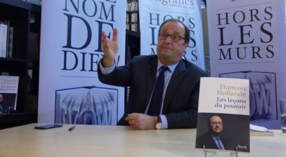 François Hollande en séance de dédicaces à Bruxelles pour la sortie de son livre "Les leçons du pouvoir"