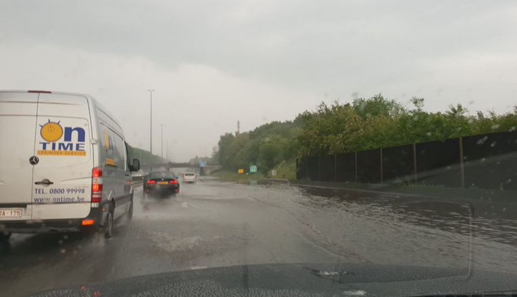 Inondations sur l'E40 en direction de Bruxelles : la circulation est enfin rétablie - BX1