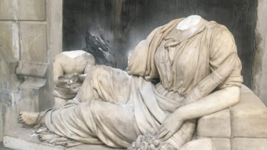 Laeken: deux statues décapitées au cimetière de Laeken