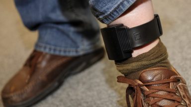 La surveillance sous bracelet électronique en détention préventive a doublé en un an