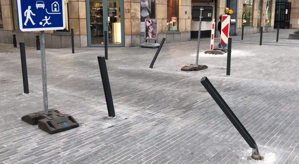 Poteaux pliés - Piétonnier de Bruxelles - Place De Brouckère