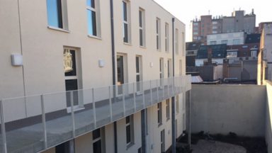 La perle de Molenbeek: les premiers sans-abri ont emménagé dans leurs appartements