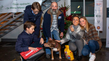 Le prince Laurent et sa famille ont visité les sans-abri logés avec leurs chiens