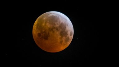 L’éclipse lunaire a bouleversé le ciel bruxellois ce matin : découvrez les photos de la lune “rouge”