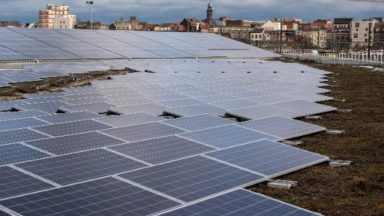 Inauguration du plus grand “parking solaire” de Belgique au Marché matinal de Bruxelles