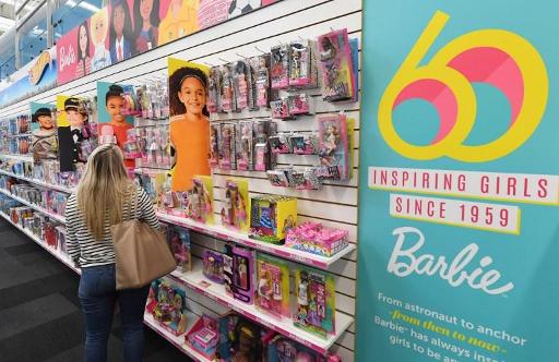 Du Haut De Ses 60 Ans Barbie Continue Son Combat Pour Briser Le Plafond Des Reves Bx1