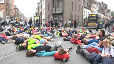 Schaerbeek : des manifestants se couchent à un carrefour contre l’insécurité routière