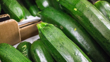 Delhaize rappelle des courgettes bio avec un taux anormal de pesticide