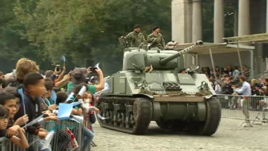 Le Cinquantenaire accueille la colonne de véhicules célébrant les 75 ans de la Libération