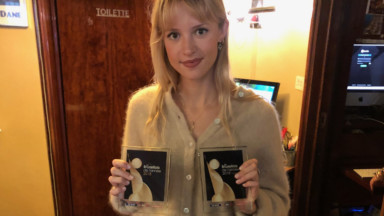 Angèle reçoit (enfin) ses deux prix du Bruxellois.e de l’année à l’occasion de la présentation de son nouvel album