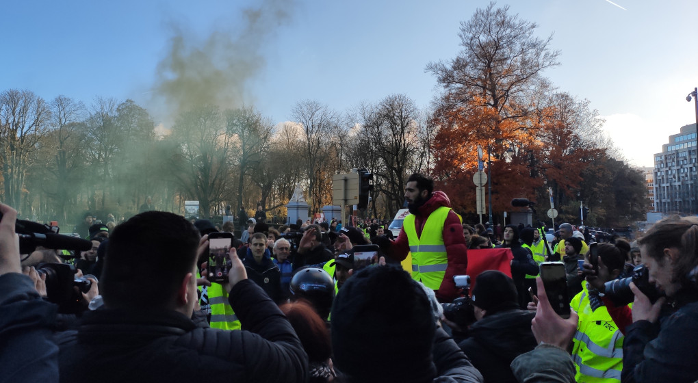 Environ 250 Gilets Jaunes Défilent Dans Les Rues De Bruxelles