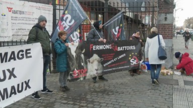 Des manifestants rendent hommage aux animaux aux abattoirs d’Anderlecht