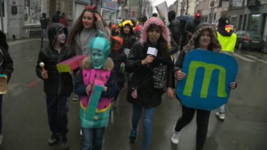 Sous la neige, les élèves des écoles de devoirs d’Anderlecht ont organisé leur carnaval