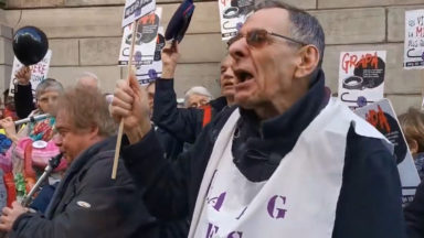 Le Gang des Vieux en Colère proteste devant le cabinet de Daniel Bacquelaine