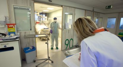 Infirmière Médecin Patient Coronavirus Zottegem - Belga Nicolas Maeterlinck